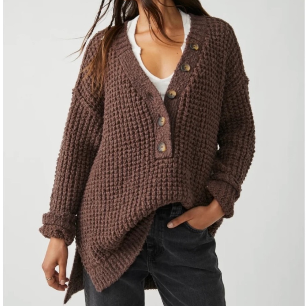 NWT- FREE PEOPLE NWT WOMEN’S OVERSIZED HENLEY IN SIZE MEDIUM